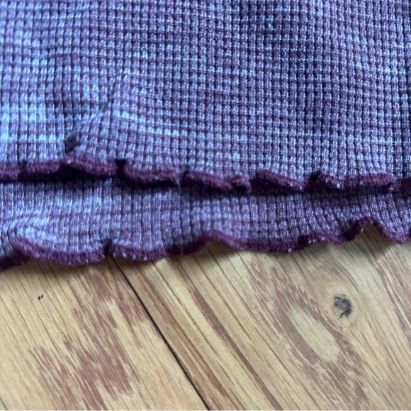 american eagle womens xs tshirt crop maroon Ruffle Trim perfect condition - Picture 5 of 6